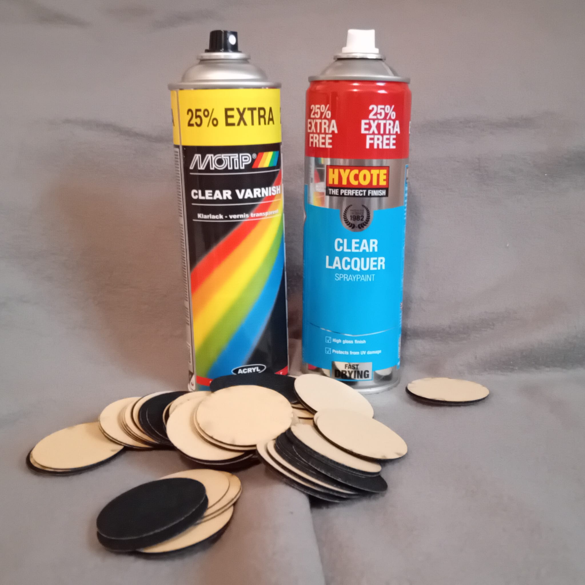 Cans of spray lacquer and varnish as well as felt bads